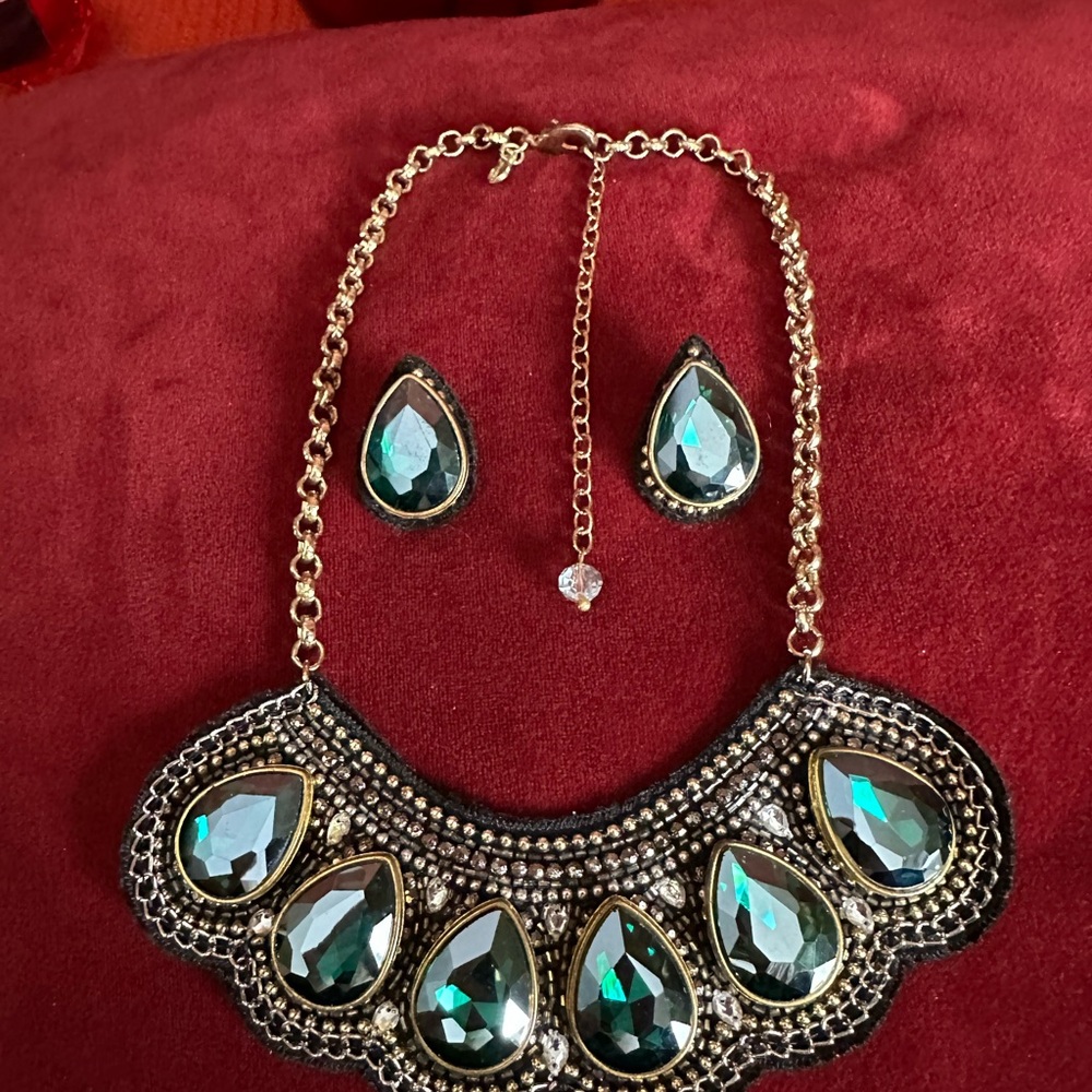 Vintage Chico’s Elegant Gold and Green collar Necklace Set - Picture 2 of 10